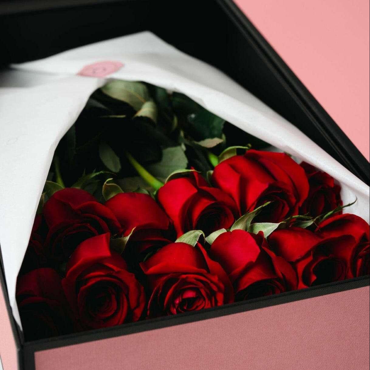 Buquê de Rosas Vermelhas Premium e Chocolates Arcádia - QRoses