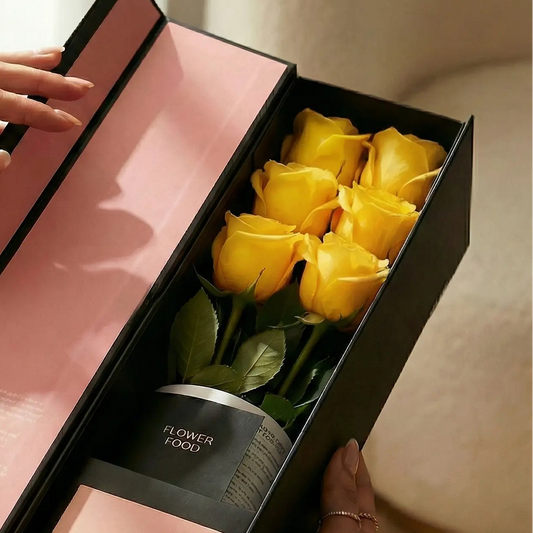 Flute Box rosas amarelas com modelo a mostrar as rosas 