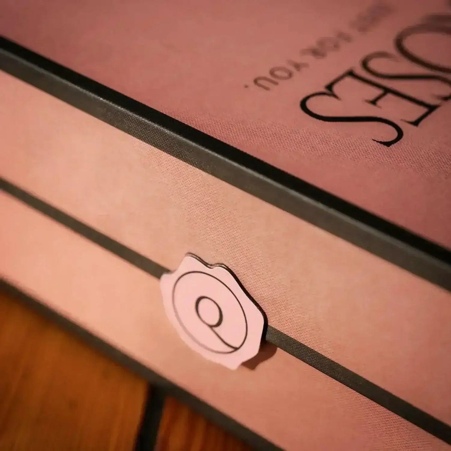 imagem da caixa signature da QRoses a mostrar a qualidade do embalagem | QRoses - buque-de-rosas-em-caixa-de-luxo 