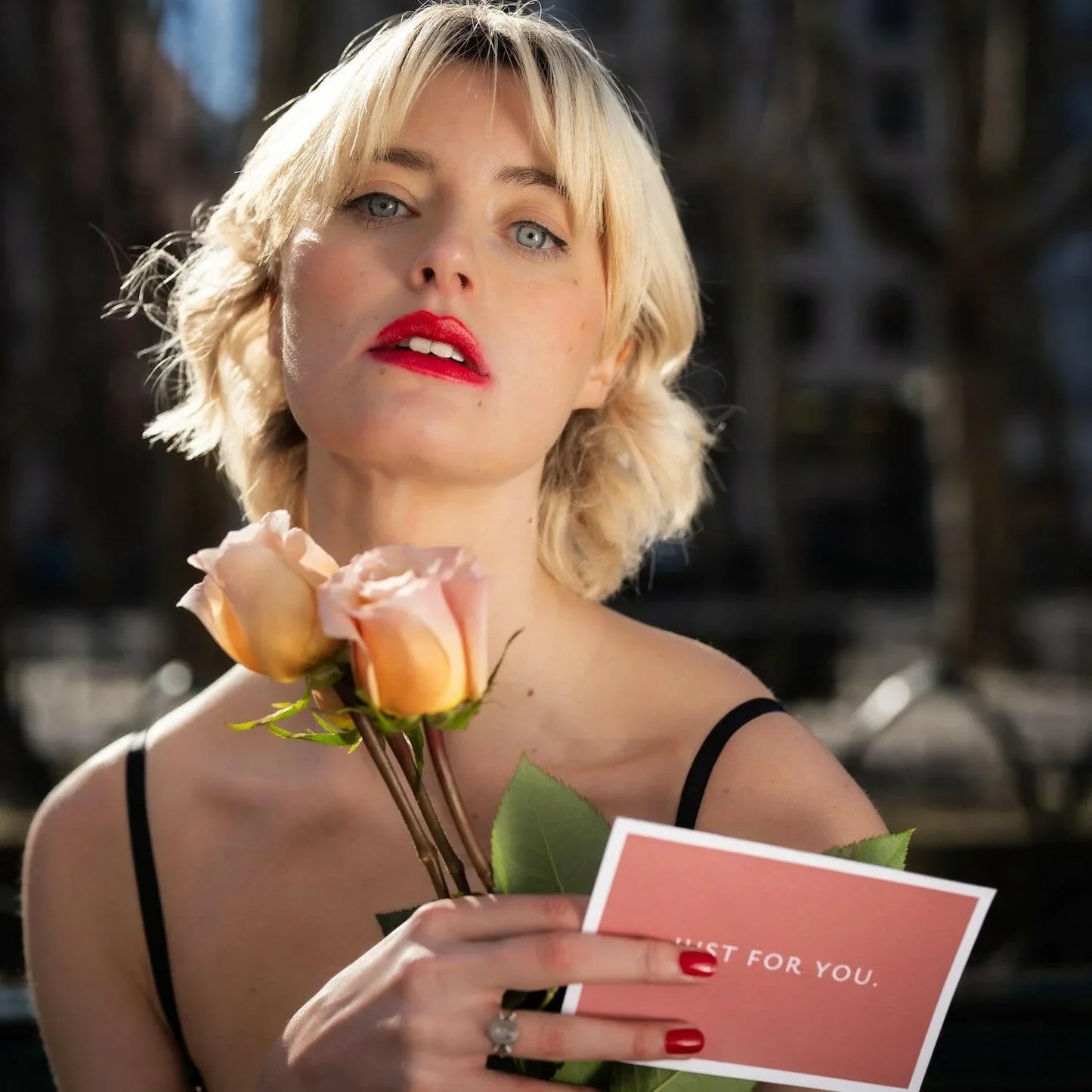 Buquê de rosas cor de pêssego premium em caixa de luxo - QRoses