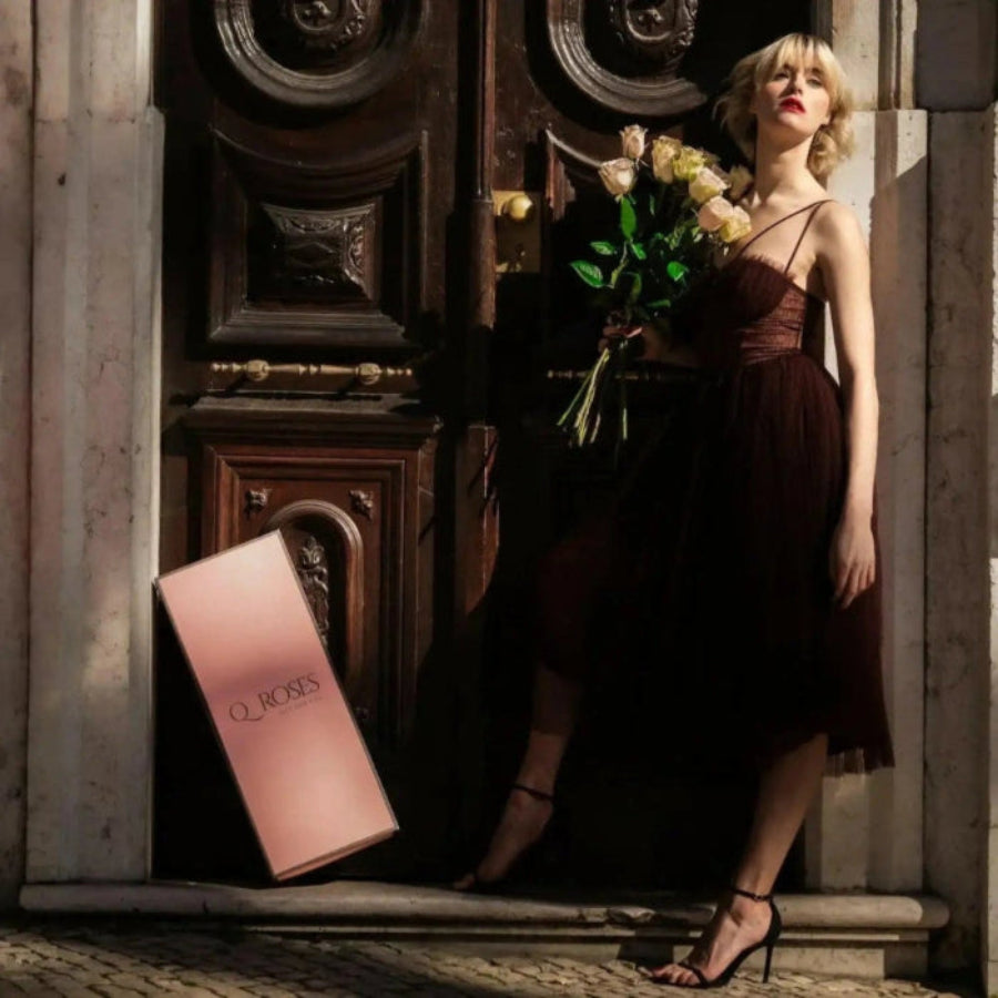 Buquê de rosas cor-de-rosa em caixa de luxo com a modelo numa porta da Avenida Liberdade Lisboa | QRoses
