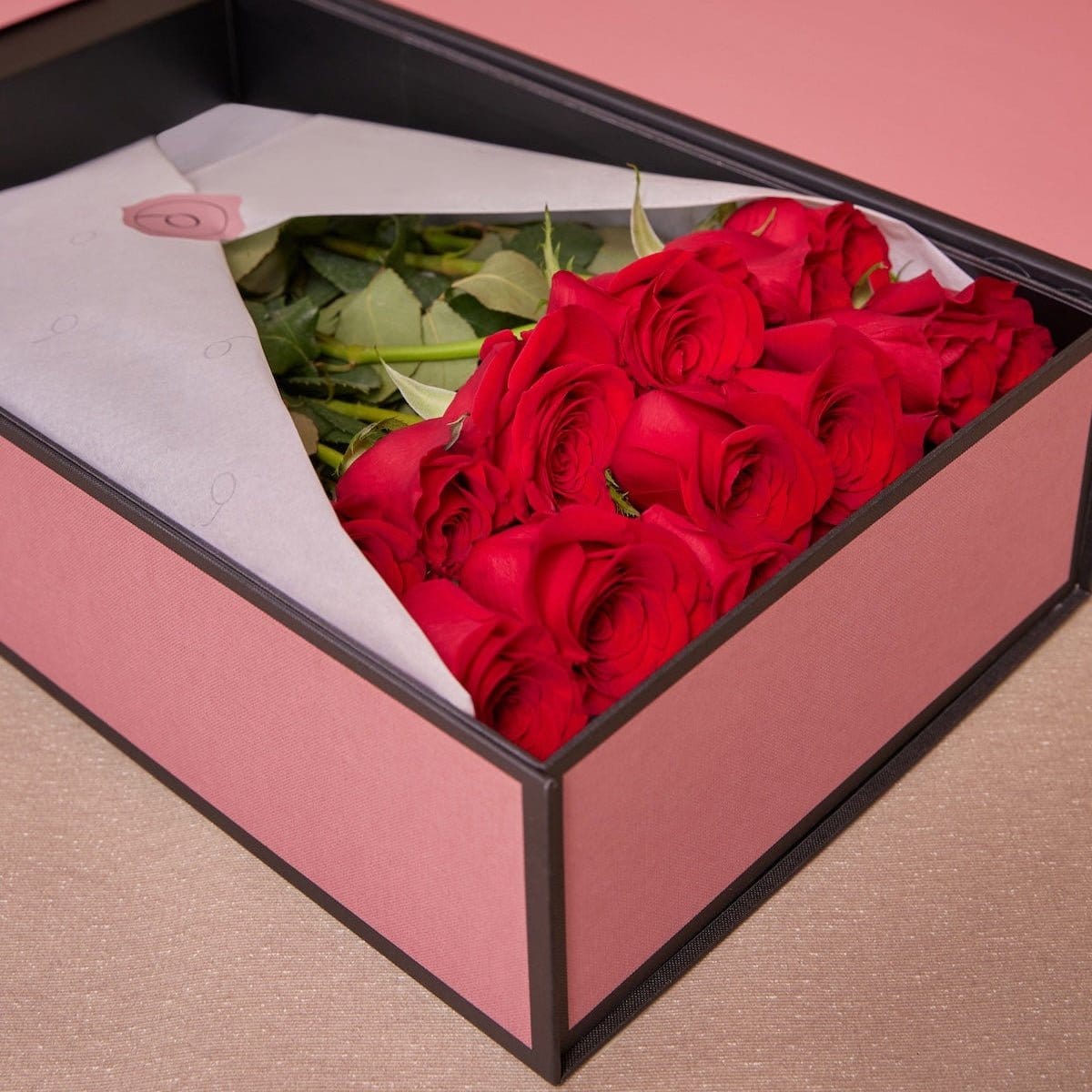 Buquê de Rosas Vermelhas e Chocolates Arcádia caixa aberta em primero plano | QRoses