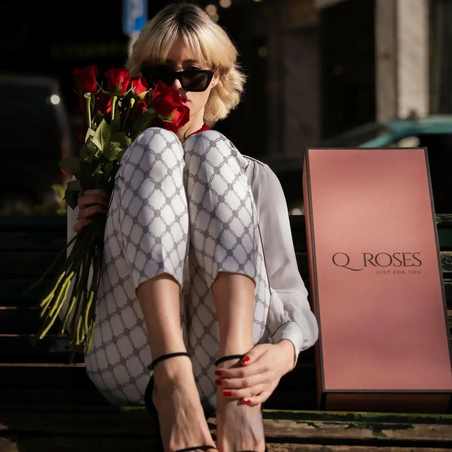Buquê de Rosas Vermelhas e Chocolates Arcádia - modelo óculos pretos em rua de Lisboa  | QRoses 