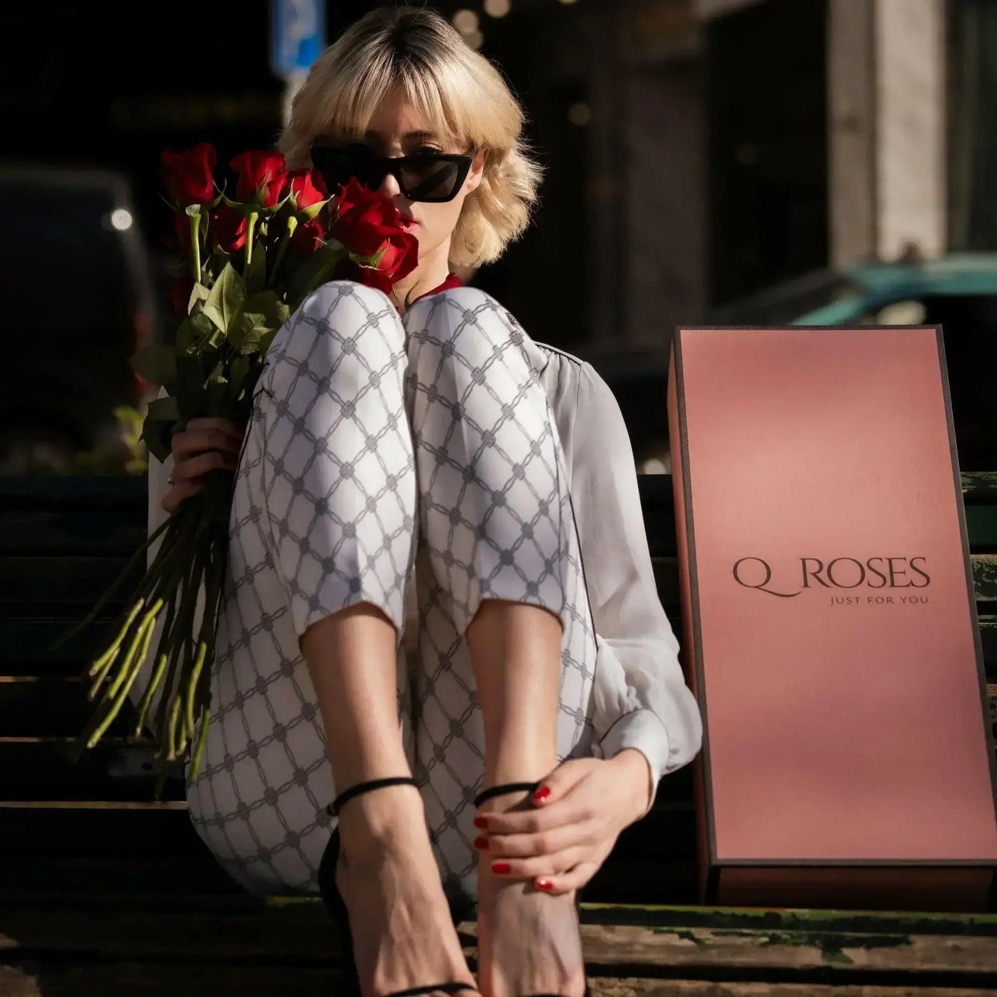 Buquê de Rosas Vermelhas e Chocolates Arcádia - modelo óculos pretos em rua de Lisboa  | QRoses 