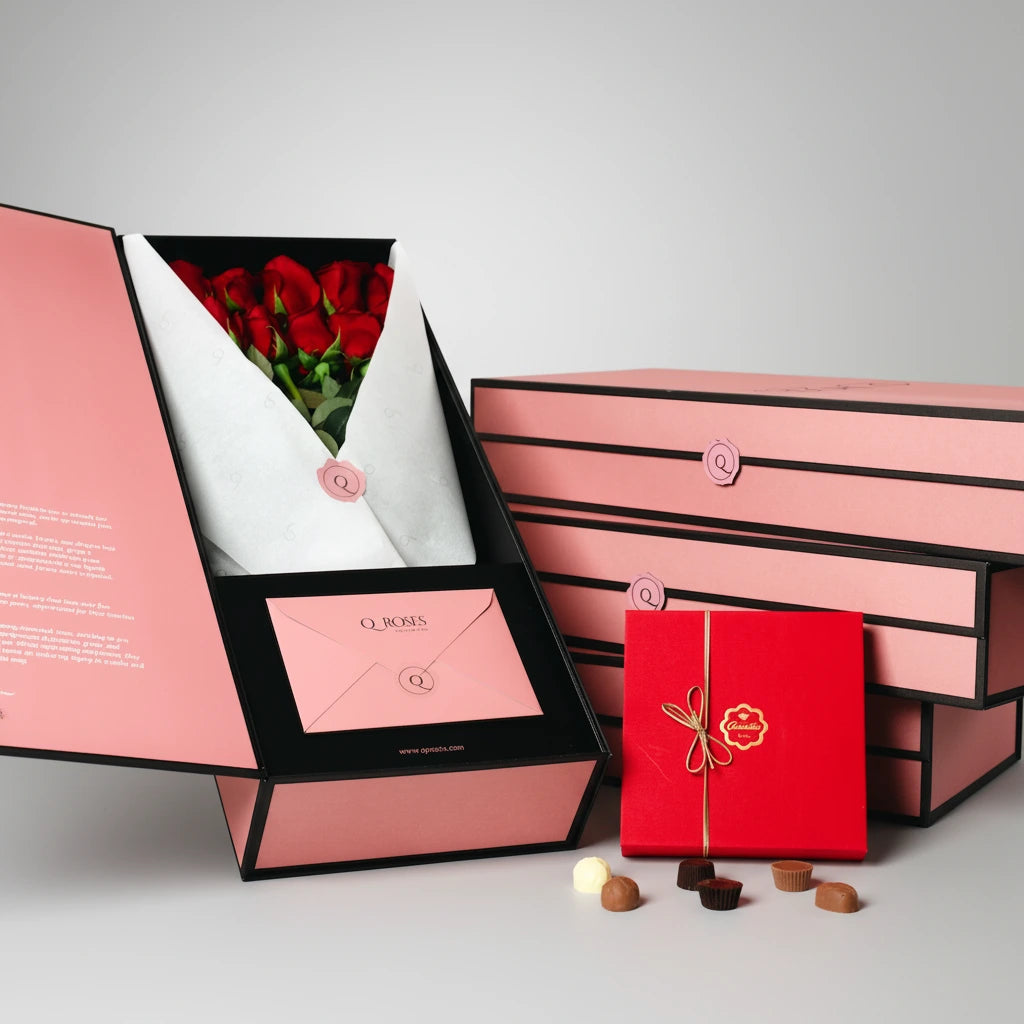 caixa de rosas e chocolates aberta a mostrar os chocolates e as rosas