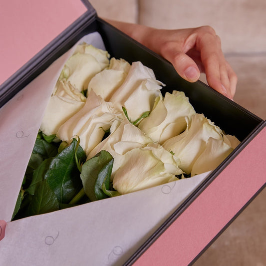 rosas brancas apresentadas em uma caixa cor de rosa luxury da QRoses 
